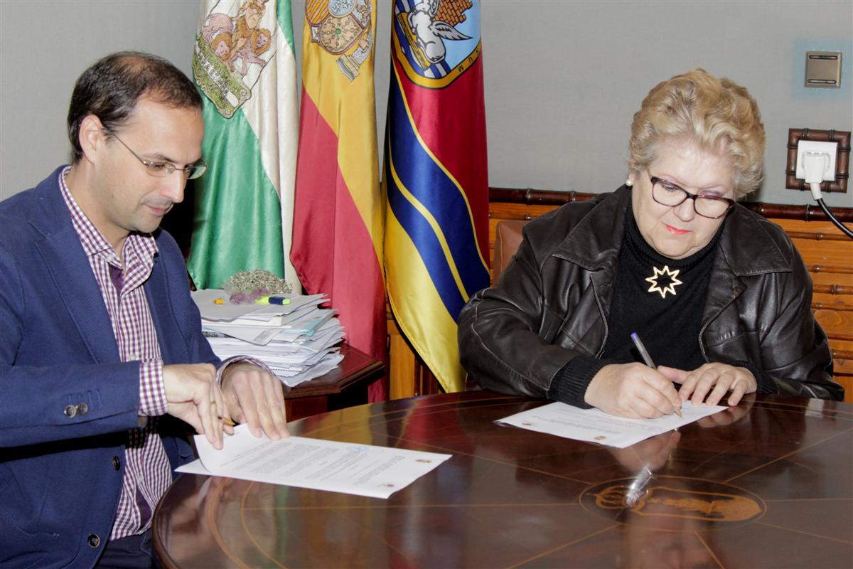 El Alcalde y la presidenta de la Asociación MMSS firman el convenio. (Foto: Mariqui Romero)