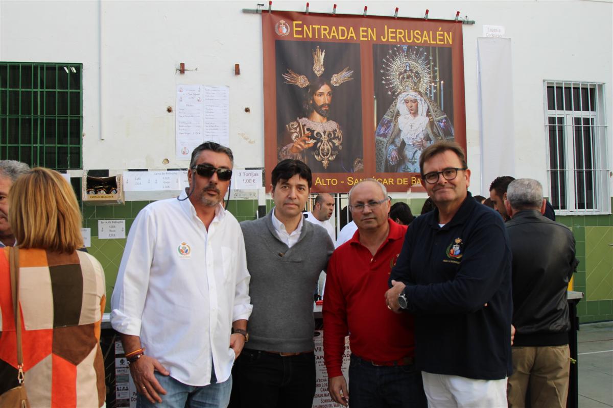El hermano mayor de la Borriquita junto a Juan Oliveros y otros componentes de la citada Hermandad (Foto: Mariqui Romero)