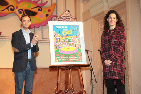 La autora del cartel, junto al alcalde.