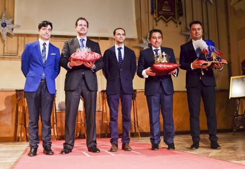 El alcalde y el delegado de Fiestas junto a los recién proclamados Reyes Magos. (Foto: Nicolás G. Becerra)