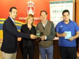 El técnico de Ecovidrio, junto a los delegados Rocío Sumariva y Jesús Villegas y el gerente de Pub Malandar. (Foto: Mariqui Romero)
