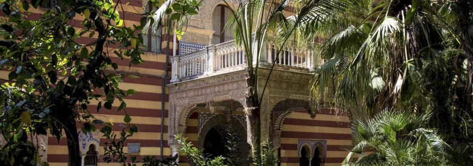 Detalle de la fachada principal del palacio de Orleáns desde el jardín de entrada.