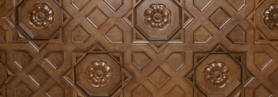 Detalle del artesonado del techo de madera de las galerías interiores del edificio