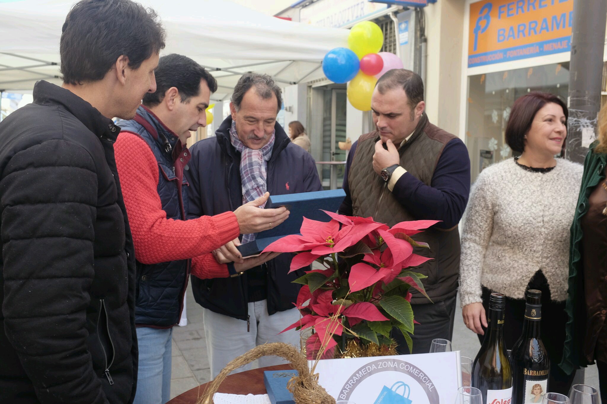 Jesús Villegas, delegado de comercio, junto a APYSAN (foto: Nicolás García)