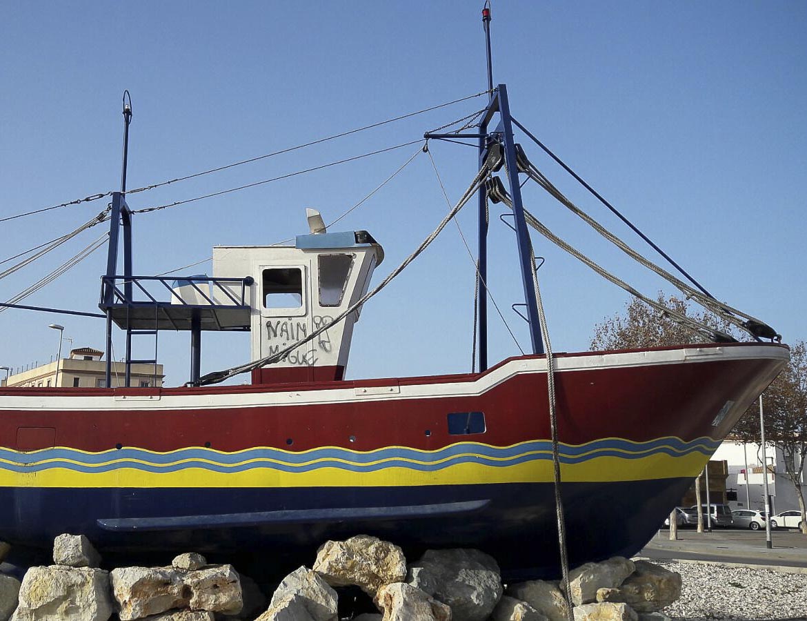 Pintadas en el barco ornamental situado en la rotonda de la avenida de la Manzanilla.