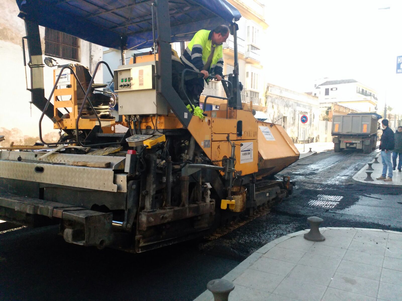 imagen del asfaltado de la calle Banda Playa (foto Mariqui Romero)