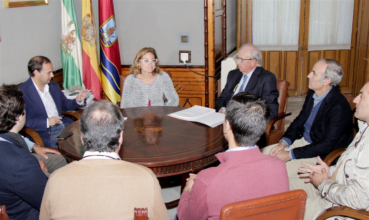 Un momento de la reunión entre alcalde y bodegueros. (Foto: Mariqui Romero)