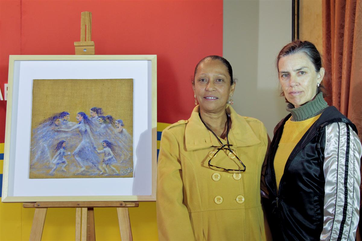 Teresa Rúa, junto a la autora de la obra, Caridad María Jiménez. (Foto: Mariqui Romero)