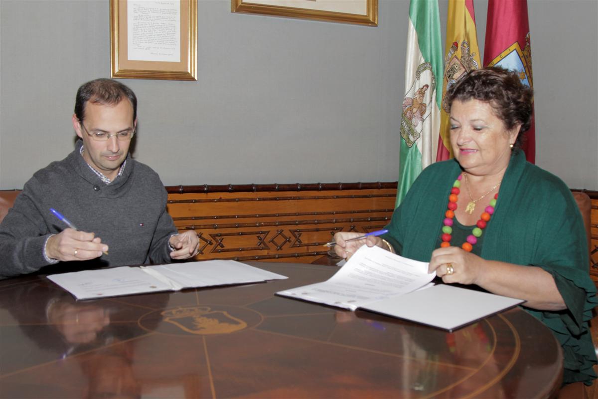 Víctor Mora y dolores Guerrero suscribieron el convenio de colaboración. (Foto: Mariqui Romero)