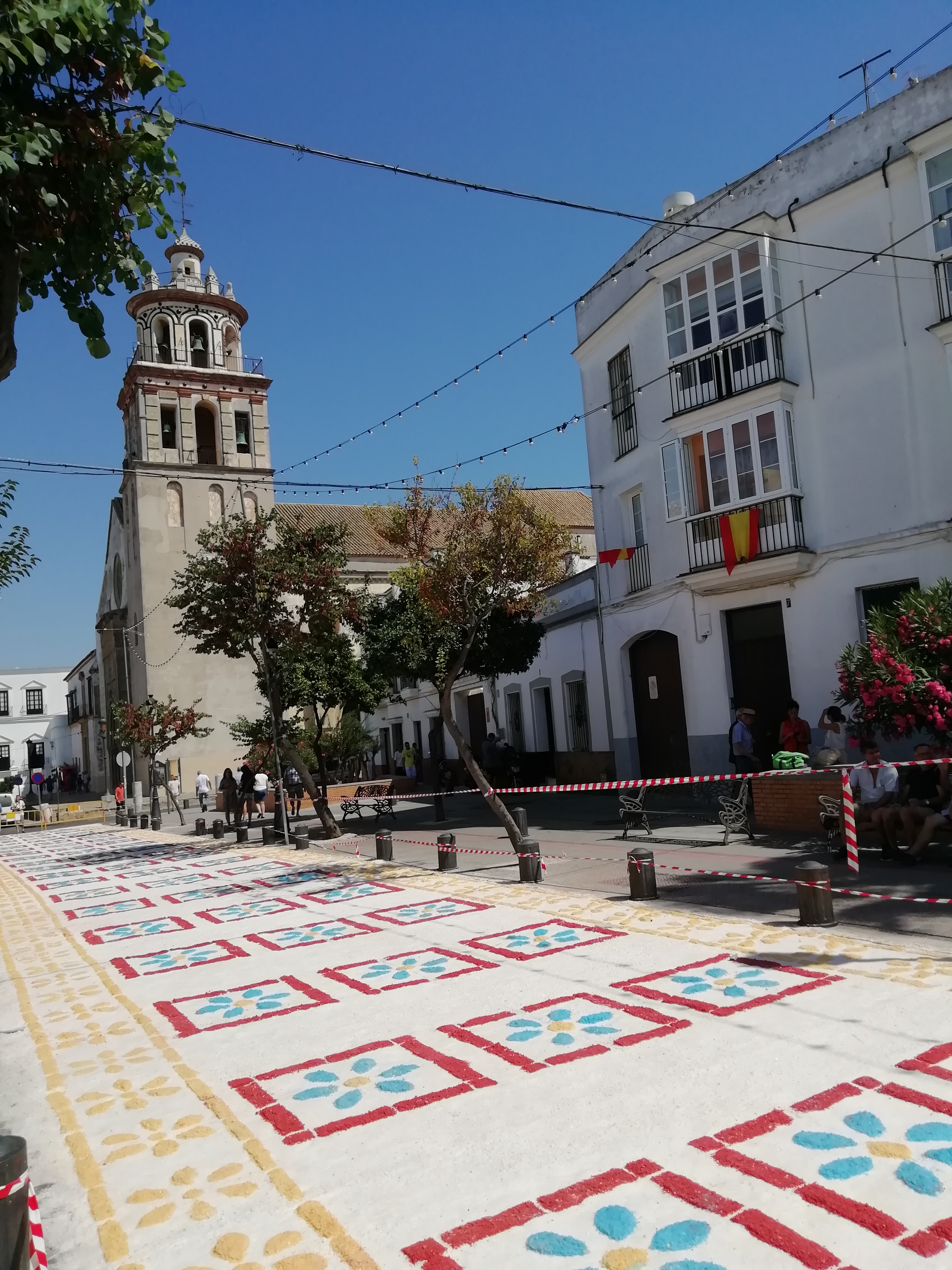 Alfombra de sal que se construye durante la madrugada del día 14 de agosto para cuando procesione la Virgen de la Caridad por la calles de la ciudad la tarde del día 15 de agoato. 