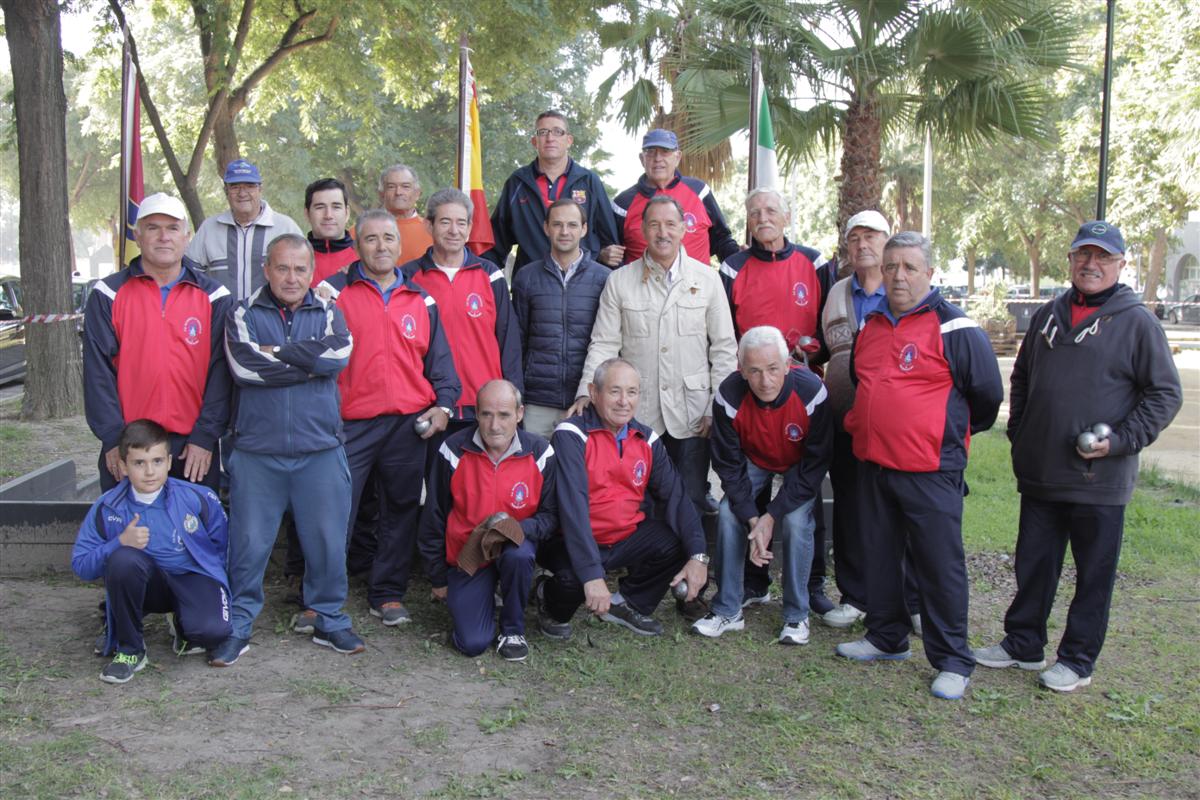 El club de Petanca 'La Dehesilla? posa con el delegado de deportes, Jesús Villegas, y el alcalde, Víctor Mora durante el encuentro (Foto: Mariqui Romero)