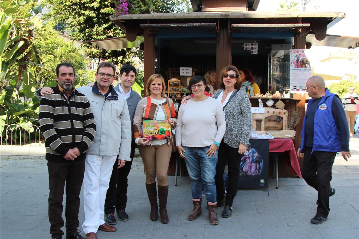 Rafael Portillo, Pte. de la Asociación de belenistas, junto a Juan Oliveros, delegado de cultura y fiestas y otros componentes, junto al Kiosko (Foto: Mariqui Romero)