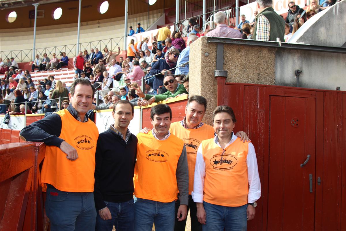 Víctor Mora posa con el presidente de la orden de los RRMM y las personas que encarnarán a sus majestades. (Foto: Mariqui Romero)