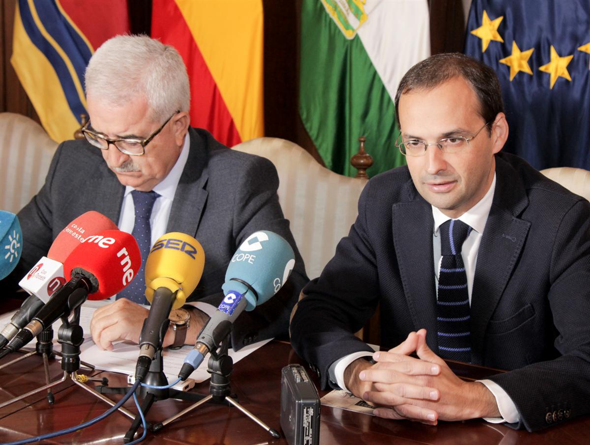 El alcalde de Sanlúcar, junto al vicepresidente de la Junta. (Foto: Mariqui Romero)