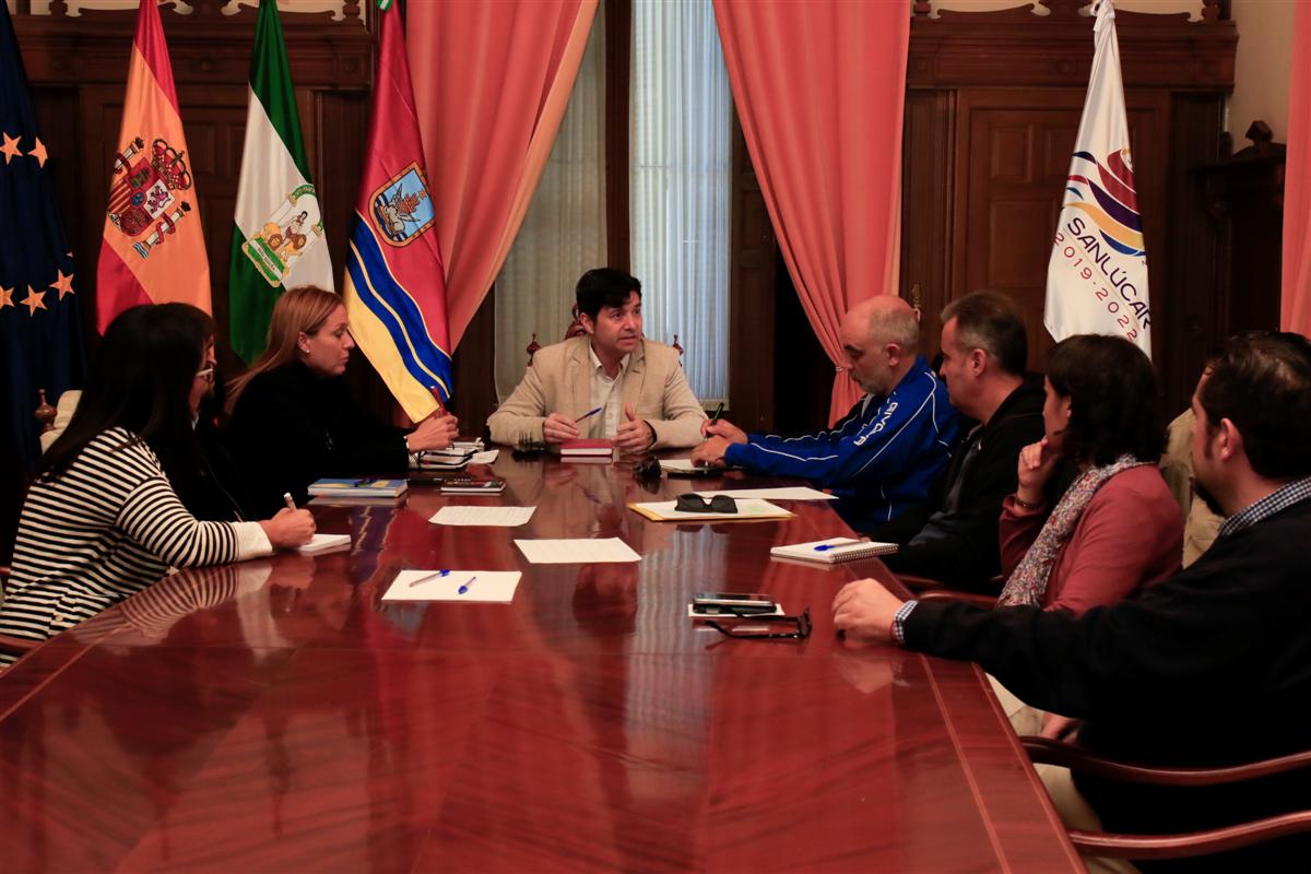 Reunión del delegado de Cultura y Educación, Juan Oliveros, con los IES de Sanlúcar (Foto: Nicolás García)