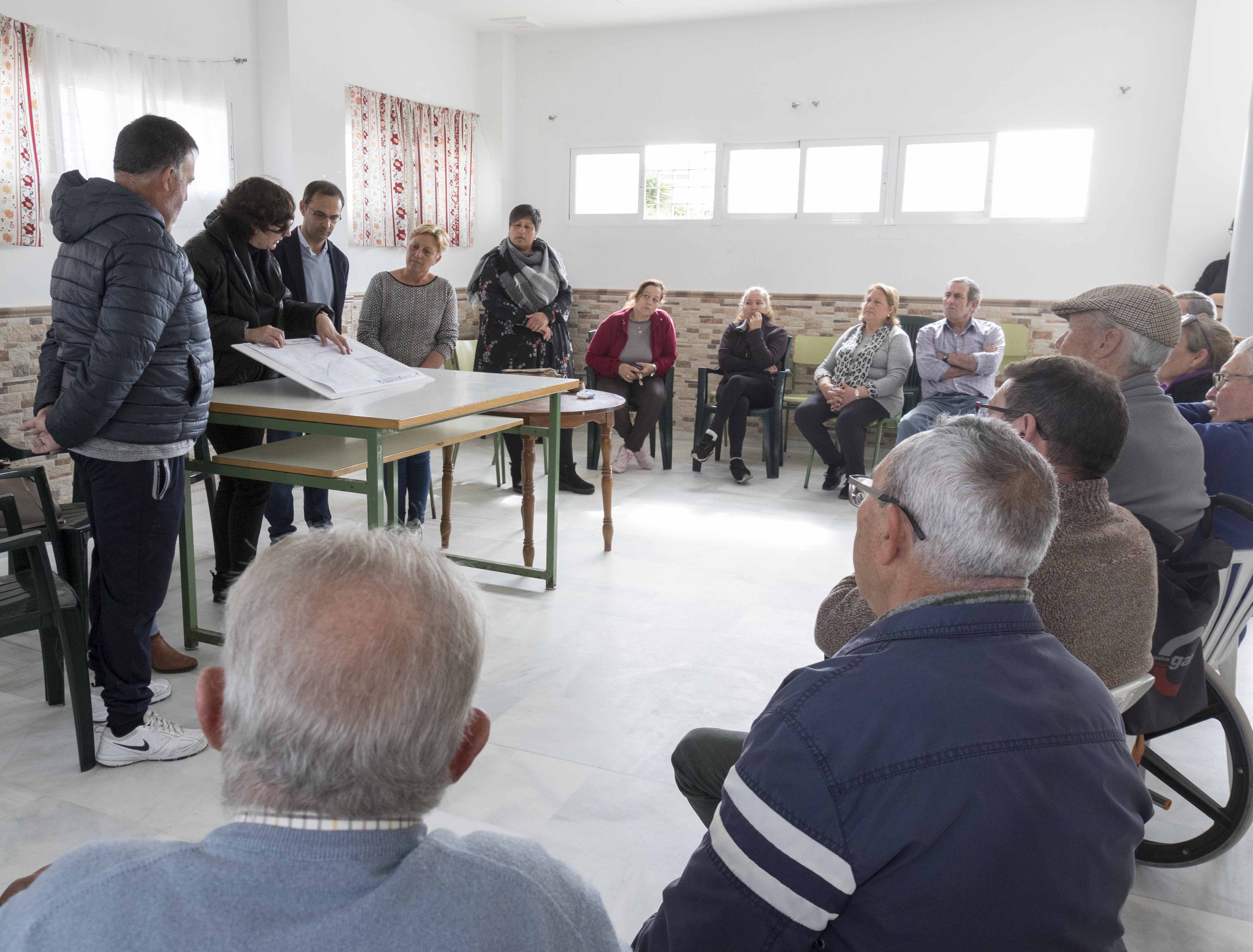 El alcalde, en una de las reuniones con los vecinos de Pozo de las Vacas.