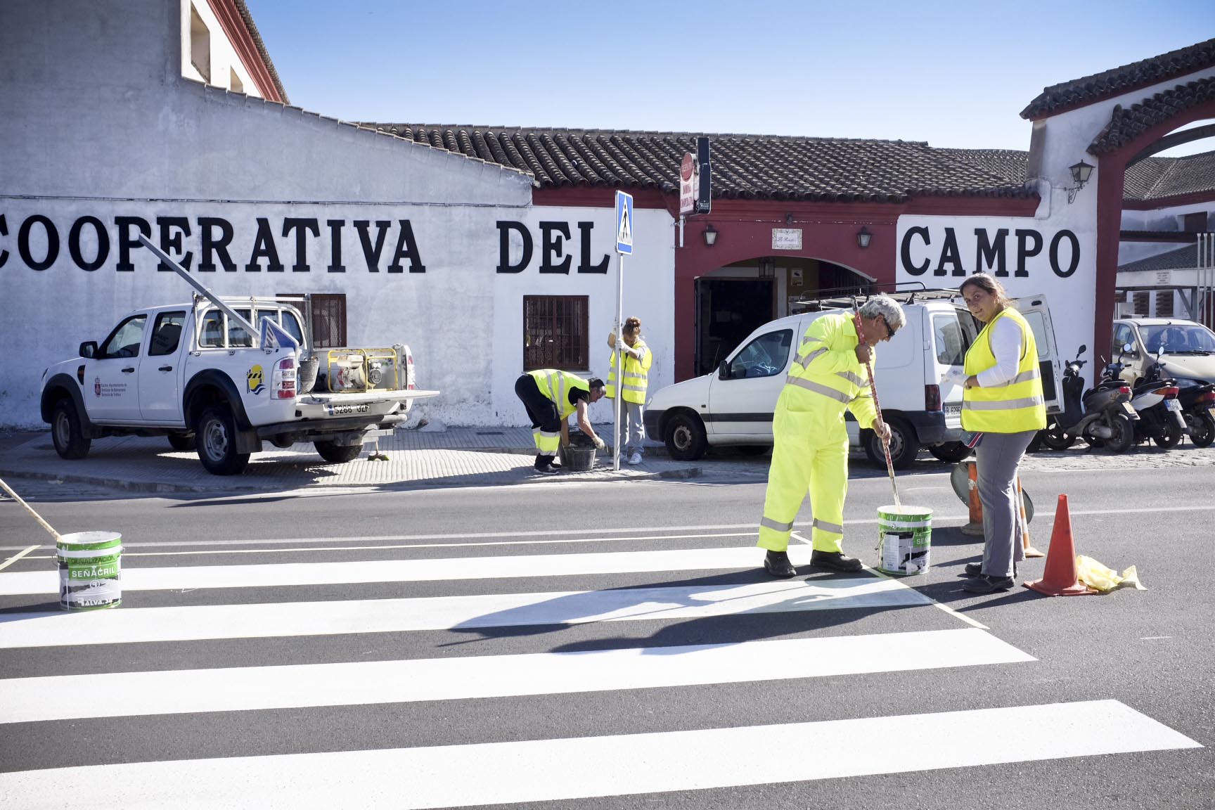 Las últimas señales horizontales y verticales se han instalado ya en la avenida de la Constitución. (Foto: Nicolás G. Becerra)