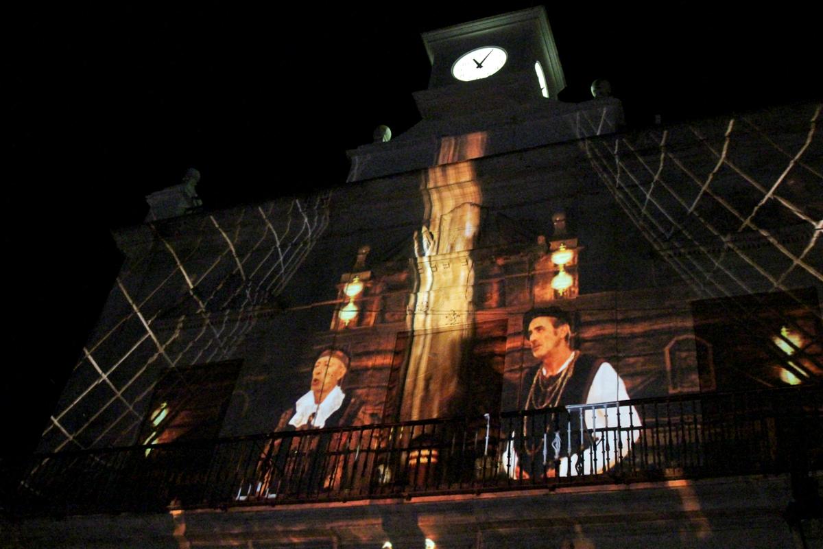 Momento de la proyección en la fachada de la biblioteca mpal. el pasado mes de agosto (Foto: Mariqui Romero)